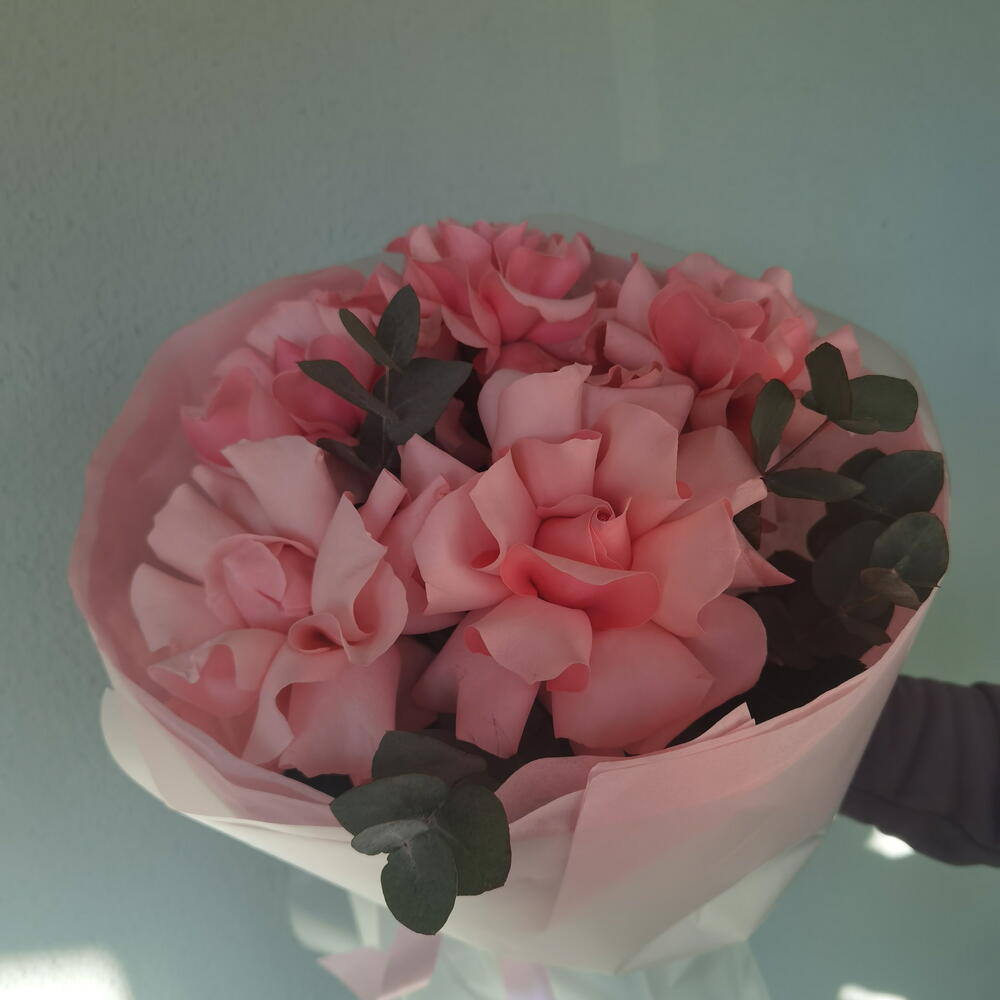 Букет из розовых французских роз с эвкалиптом