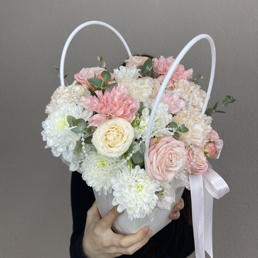 Пастельная мечта 💗Авторская композиция в сумочке из кустовых роз, хризантем и диантусов