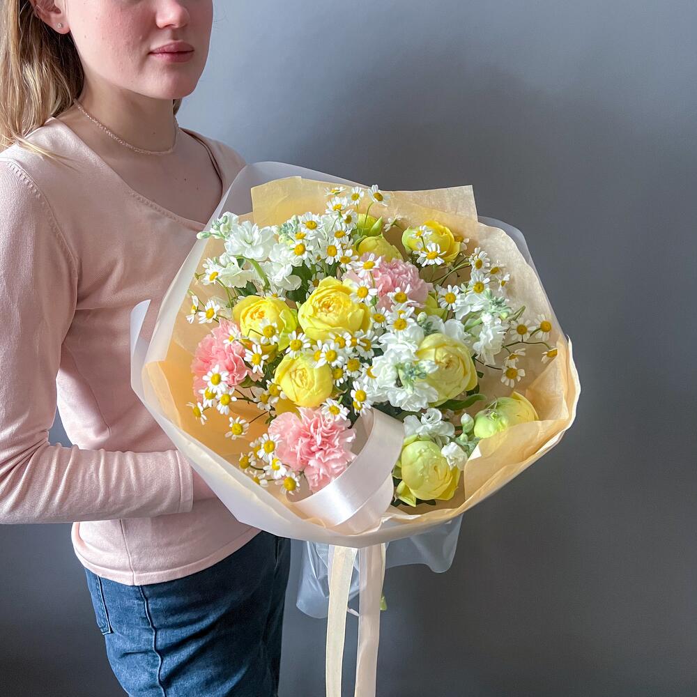 Нежный букет с розами пиони баблз, ромашками и маттиолой