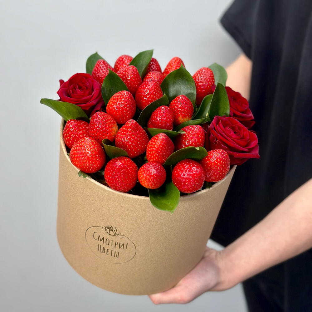 Коробка с клубникой и красными розами «Страсть»