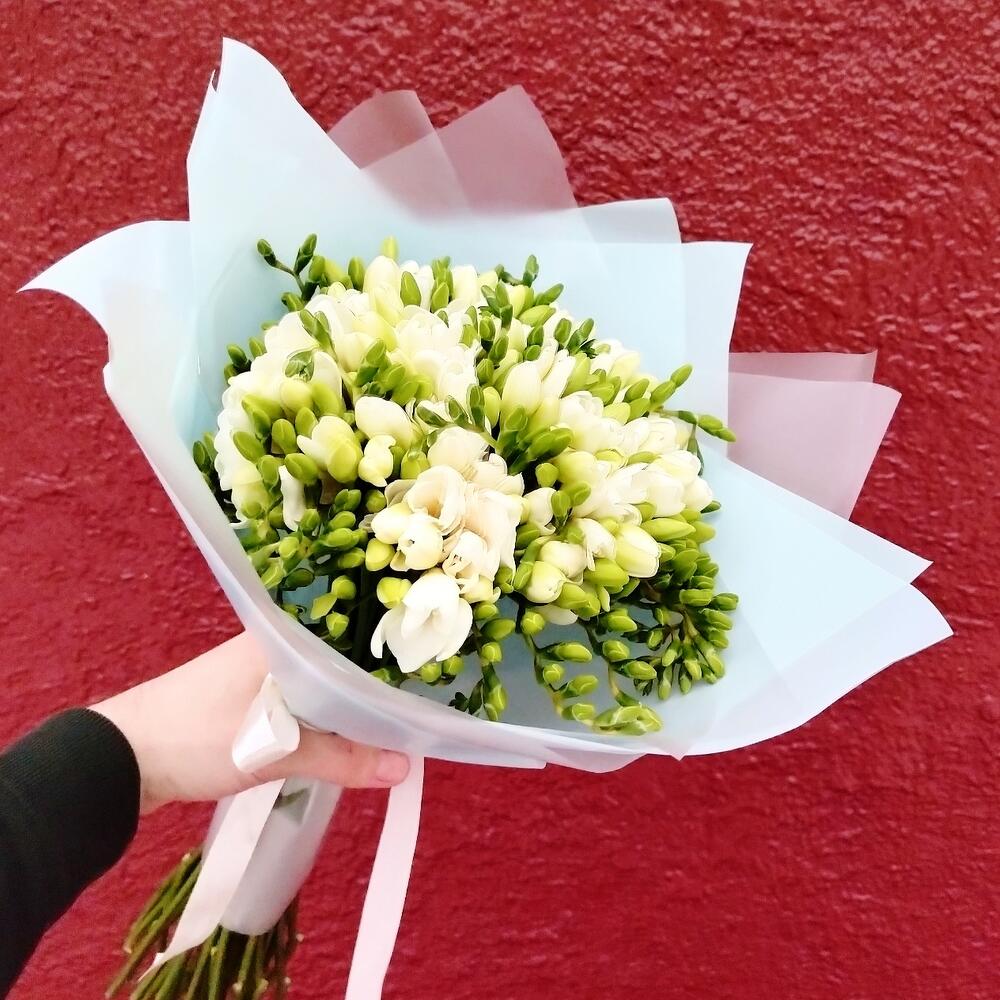 Букет из белых фрезий