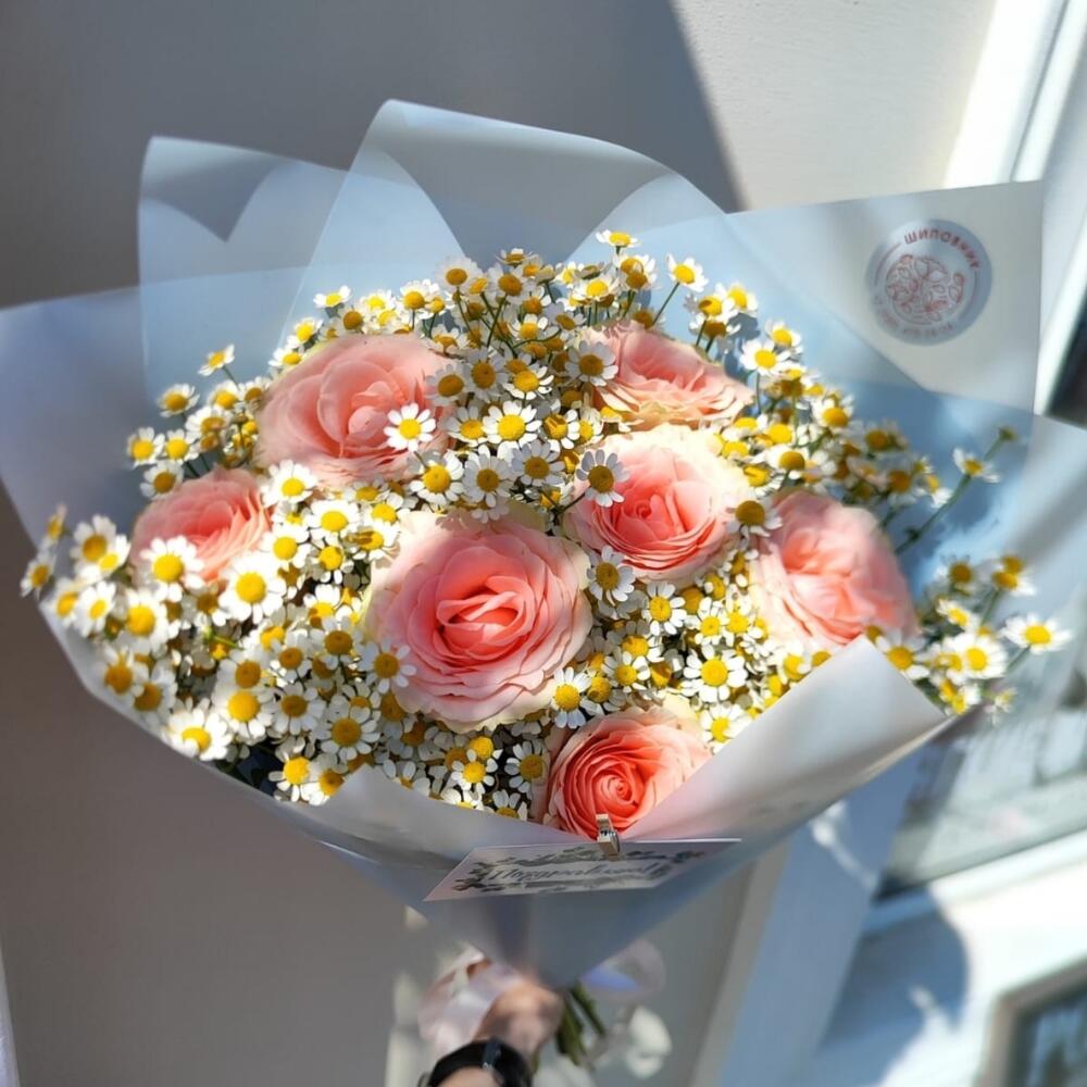 Микс-букет из кустовых ромашек и роз