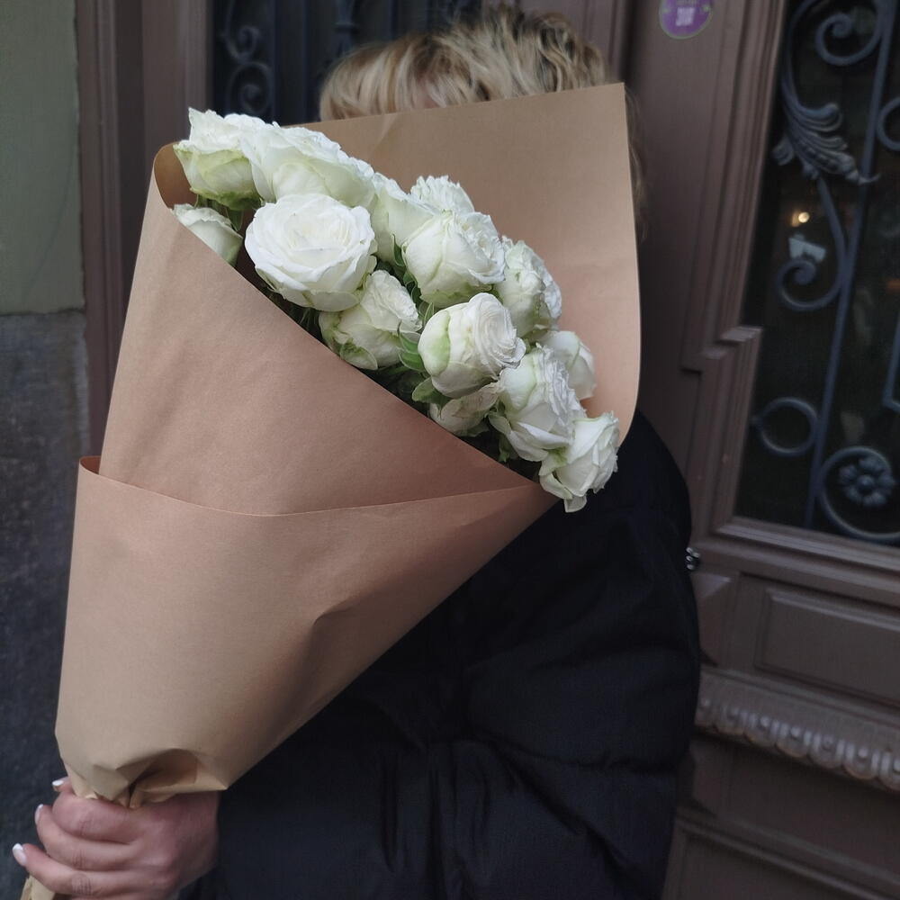 Кулёк с белыми кустовыми пионовидными розами