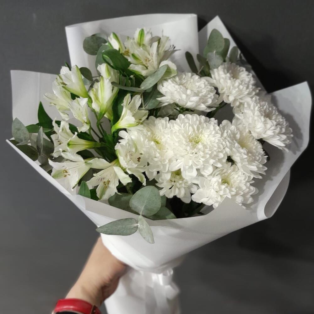 Букет из кустовых хризантем и альстромерий