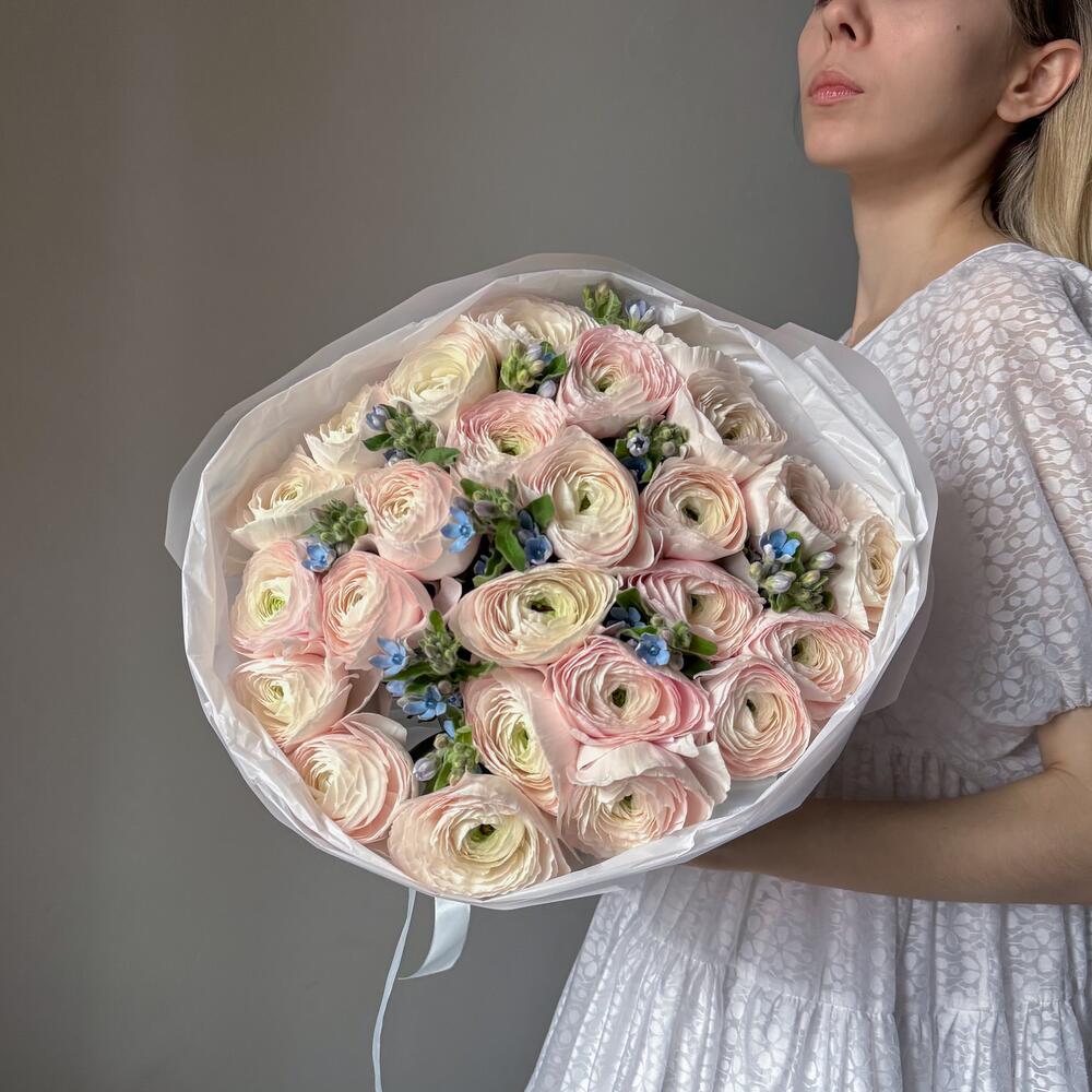 Букет из нежных ранункулюсов и незабудок (размер L)