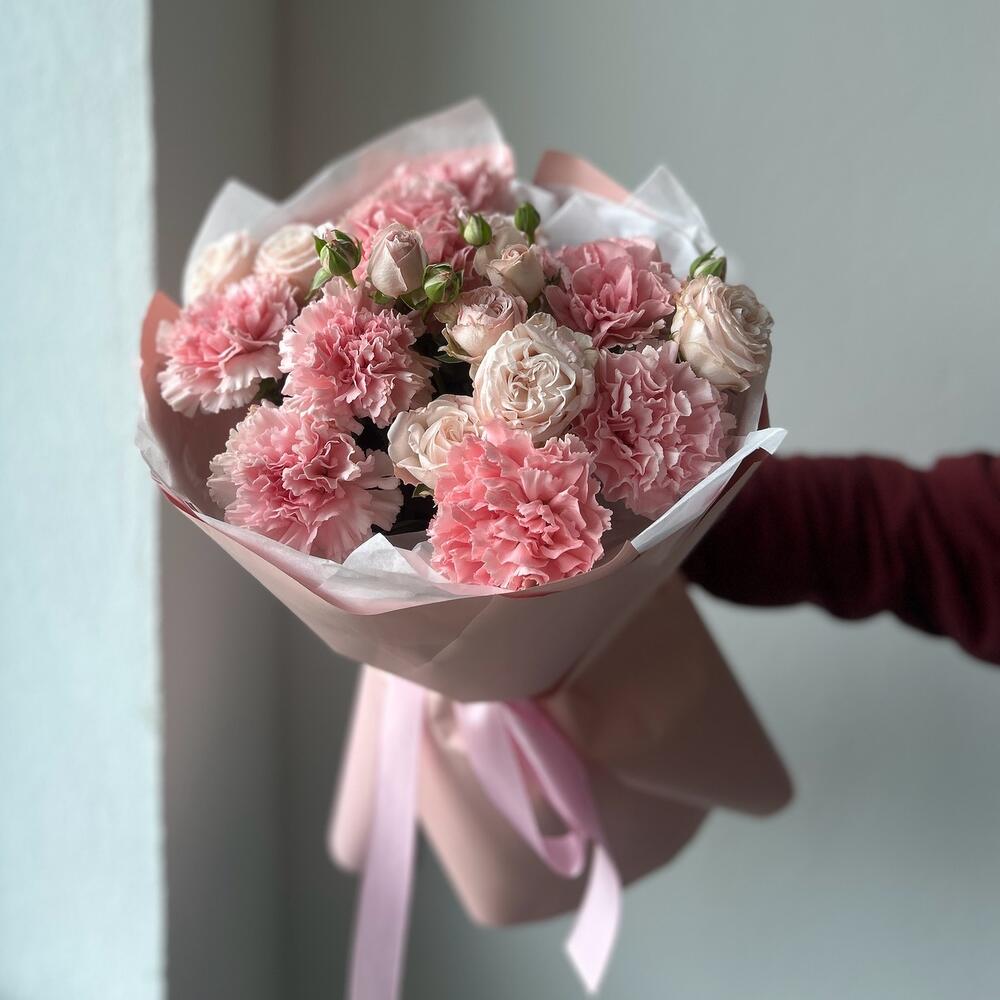 Букет из кустовых роз и диантусов