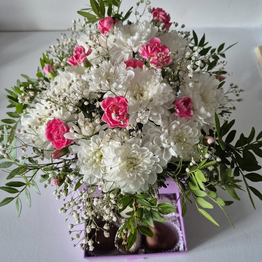 Композиция из клубники в шоколаде, белых хризантем и кустовой гвоздики "Сладкая гармония"