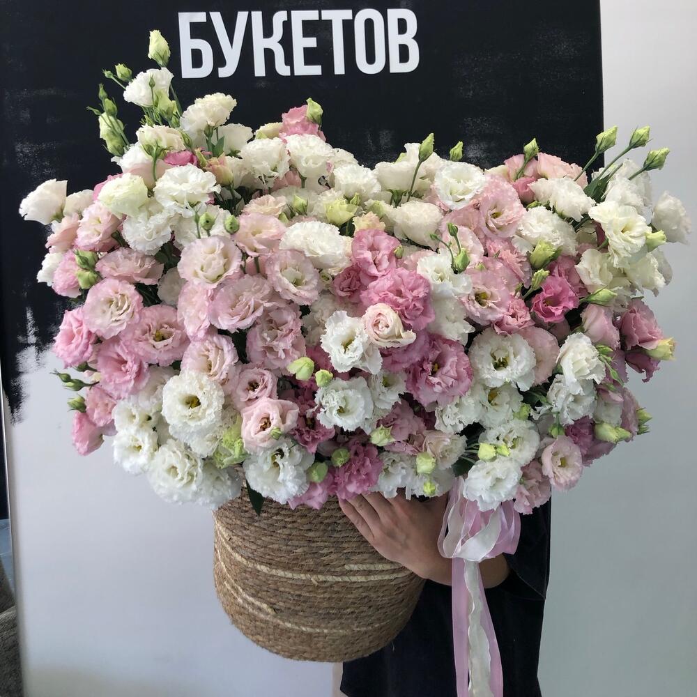 Эустома розовая и белая в корзине