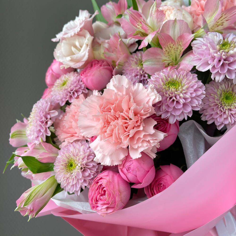 Bouquet pink with peony-shaped roses
