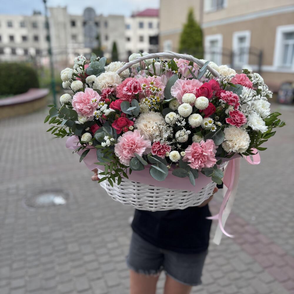 Корзина с цветами «Великолепие» из альстромерий, хризантем, диантусов, кустовых роз и эвкалипта
