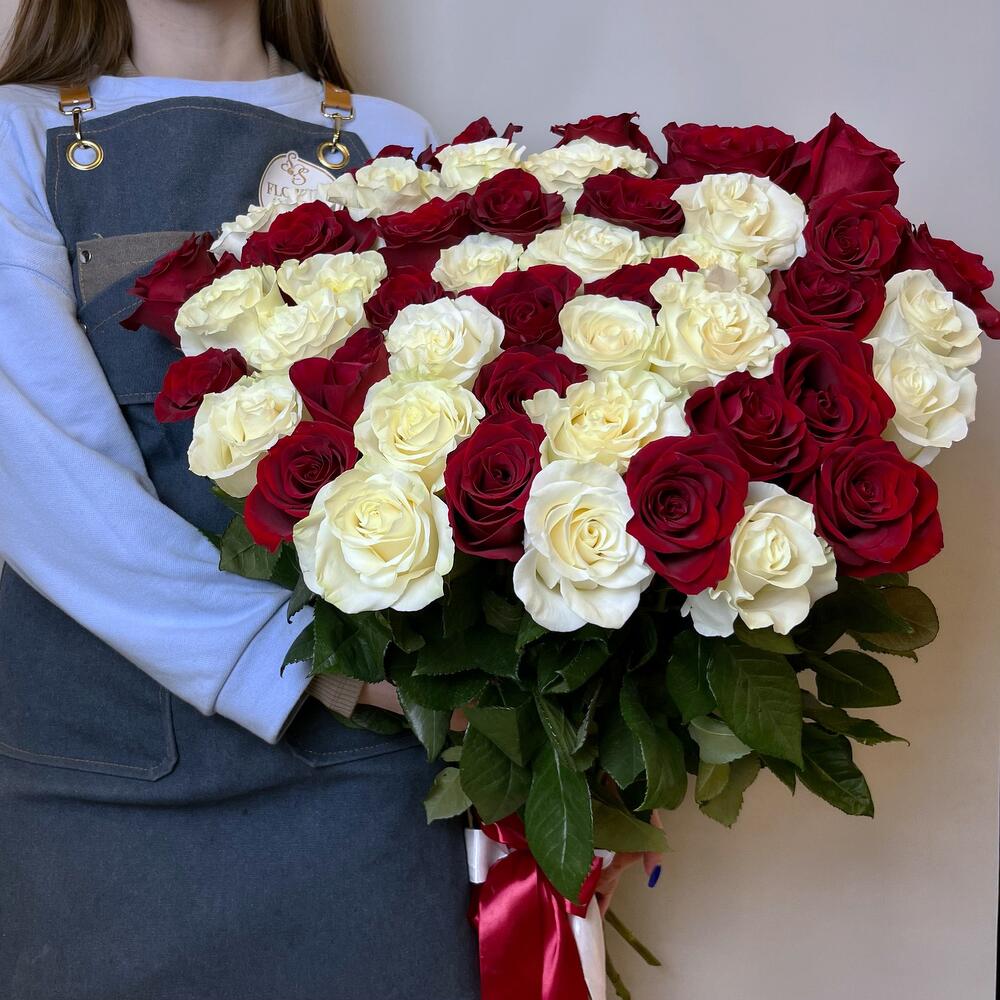 Букет из 51 розы красные и белые