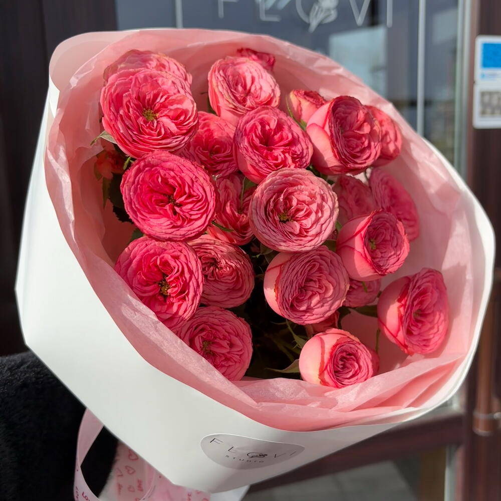 Bouquet of Havi peony-style shrub roses "Tender Petals"