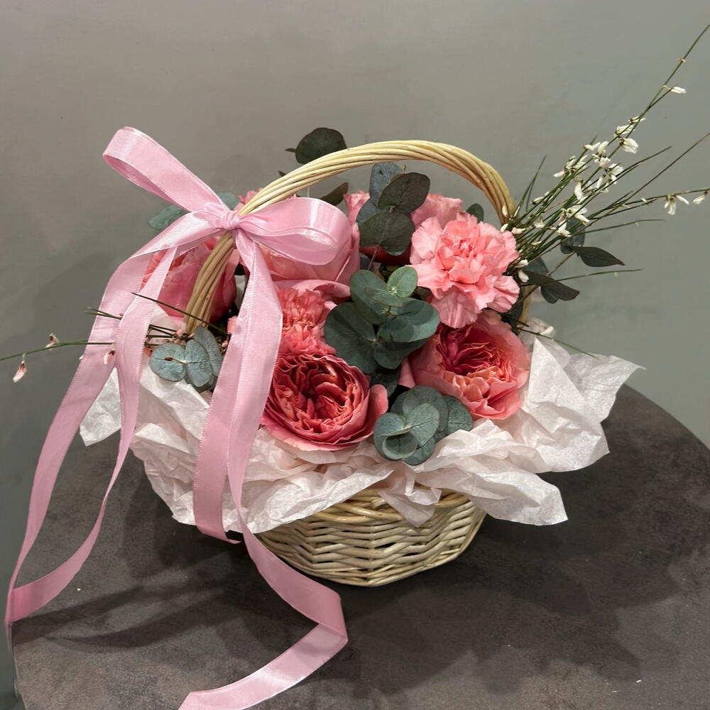 Корзина из 5 пионовидных роз и 6 гвоздик