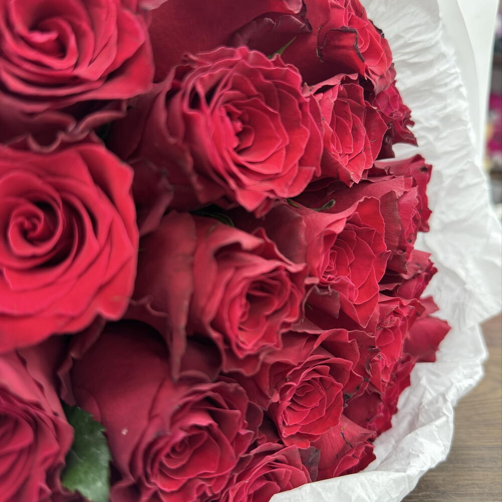 Букет из 21 красной розы в упаковке Ф😍