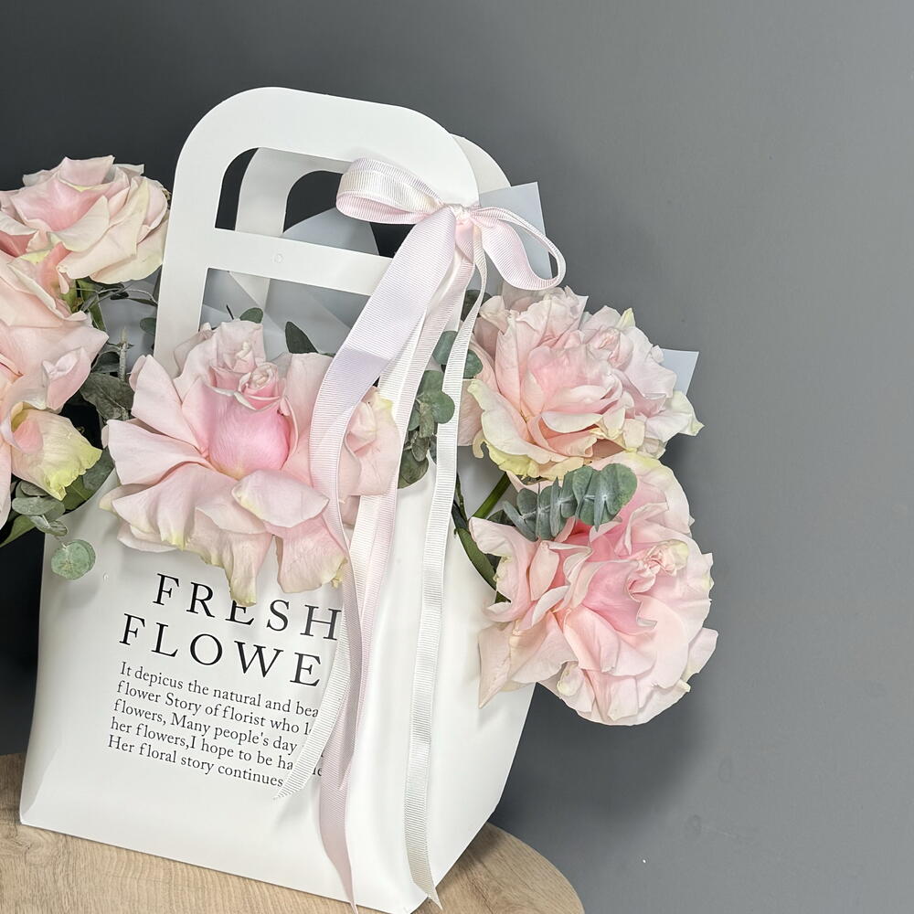 Arrangement "Mondial" with French roses