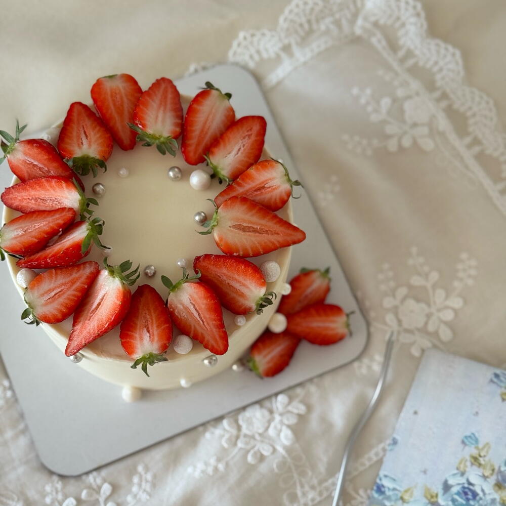 1 кг торт со свежей клубникой