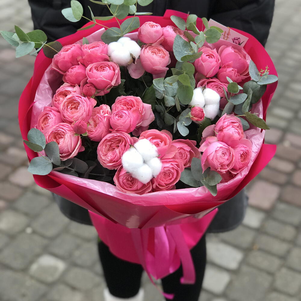 Букет Яркий микс из кустовых пионовидных роз, хлопка и эвкалипта