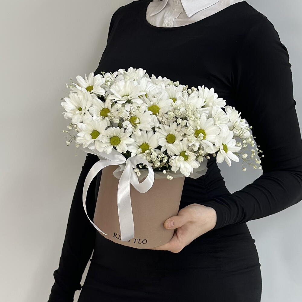 Композиция из кустовых хризантем ромашек
