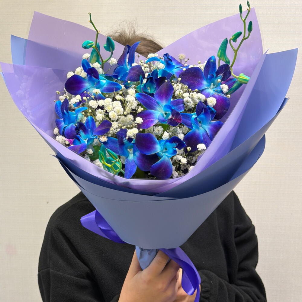 Букет из экзотичных орхидей и гипсофилой Космос  💜