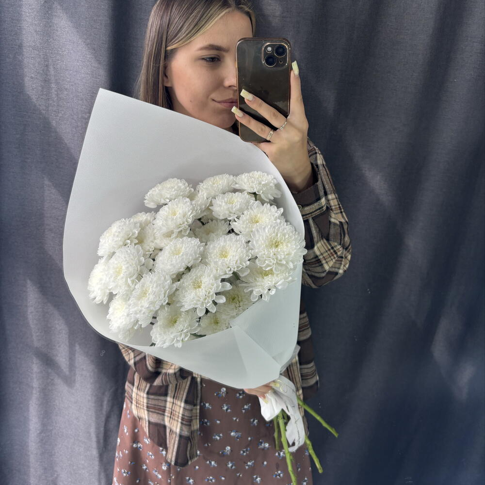Нежный конвертик из пяти белоснежных хризантем 🤍
