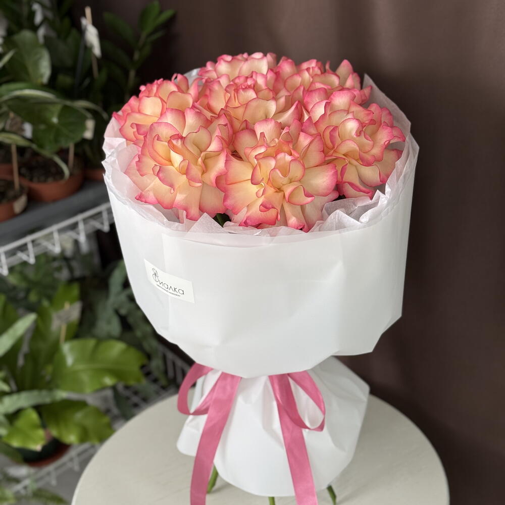 Семь ажурных роз