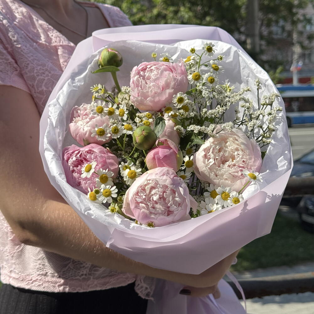 Букет из кустовых пионов и ромашек