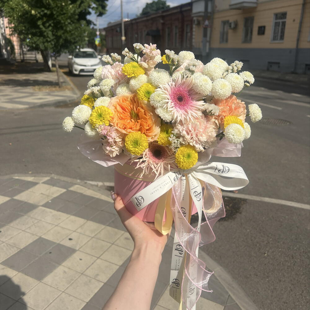 Дофаминовый букет в шляпной коробке из яркой пионовидной розы, стойких диантусов, яркой и стойкой хризантемы