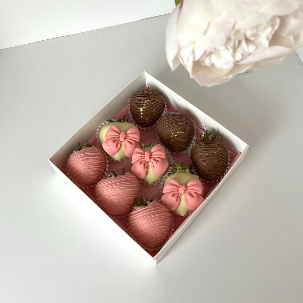 Chocolate-covered strawberries with bows 9 pieces