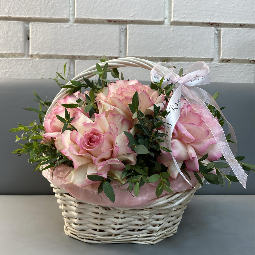 Счастье 🌸 моно композиция из французских роз и ароматного эвкалипта в плетенной корзине