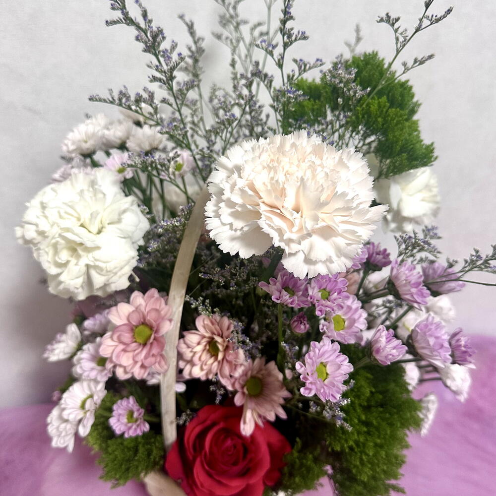 Корзинка с розами, диантусами и ромашковой хризантемы