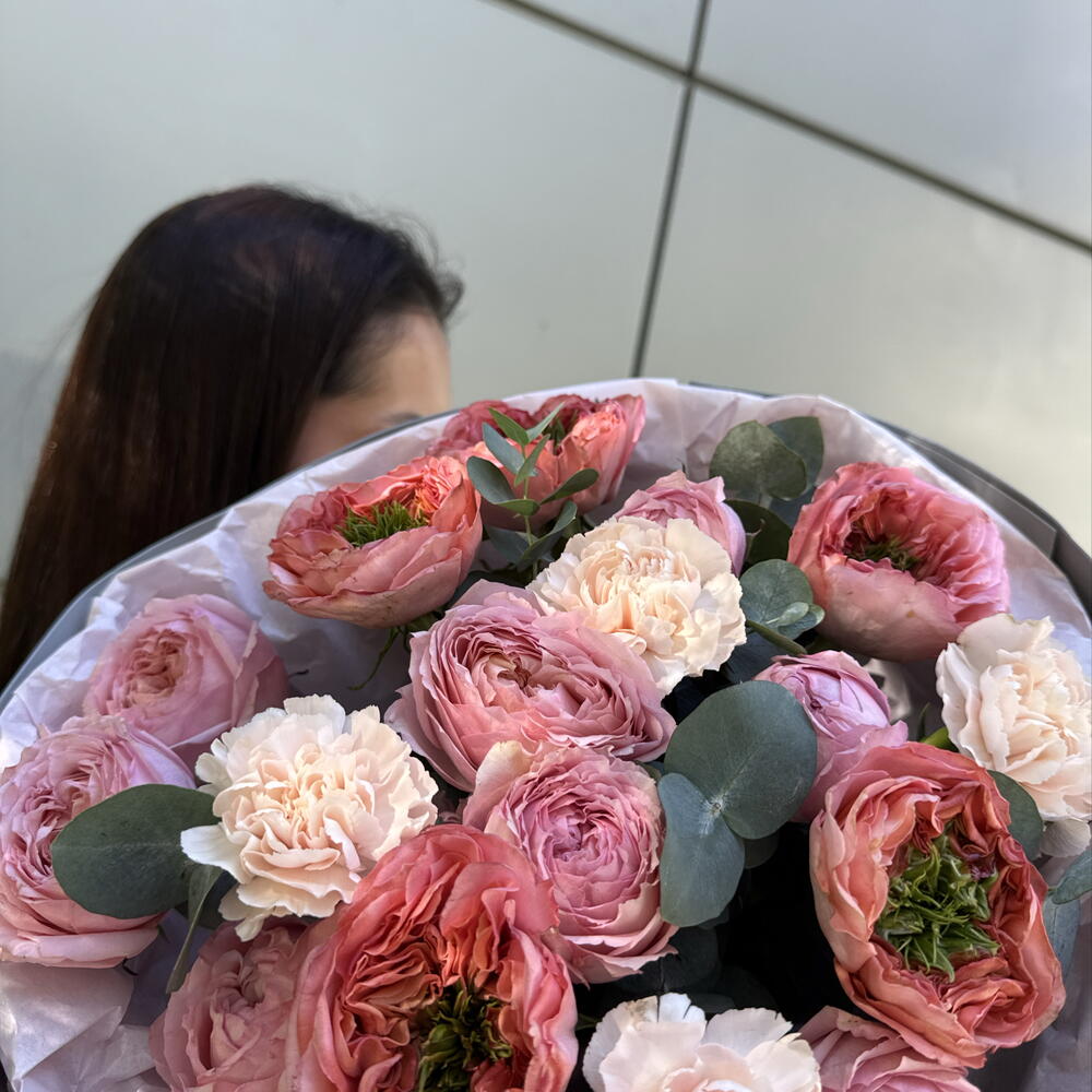 Эксклюзивный букет «Гармония оттенков 🌸🎀»из пион роз сорта Мондарин , диантусов ,кустовые розы Джульетта 🩷