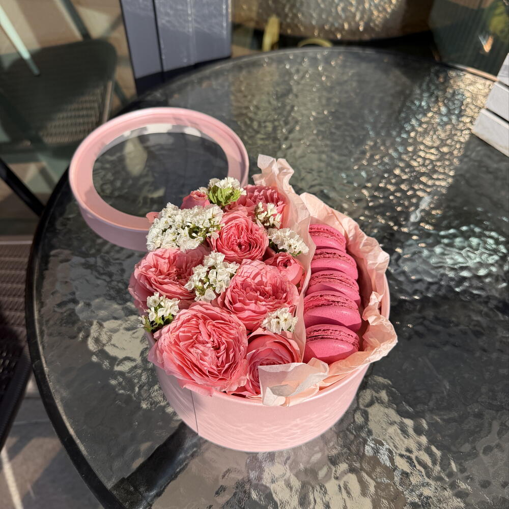 Коробочка с пионовидной розой и макаронс малина