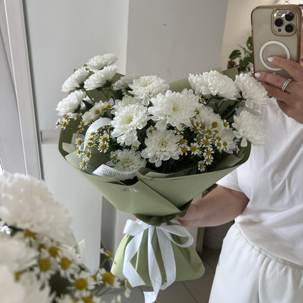 Букет из белых хризантем и ромашек