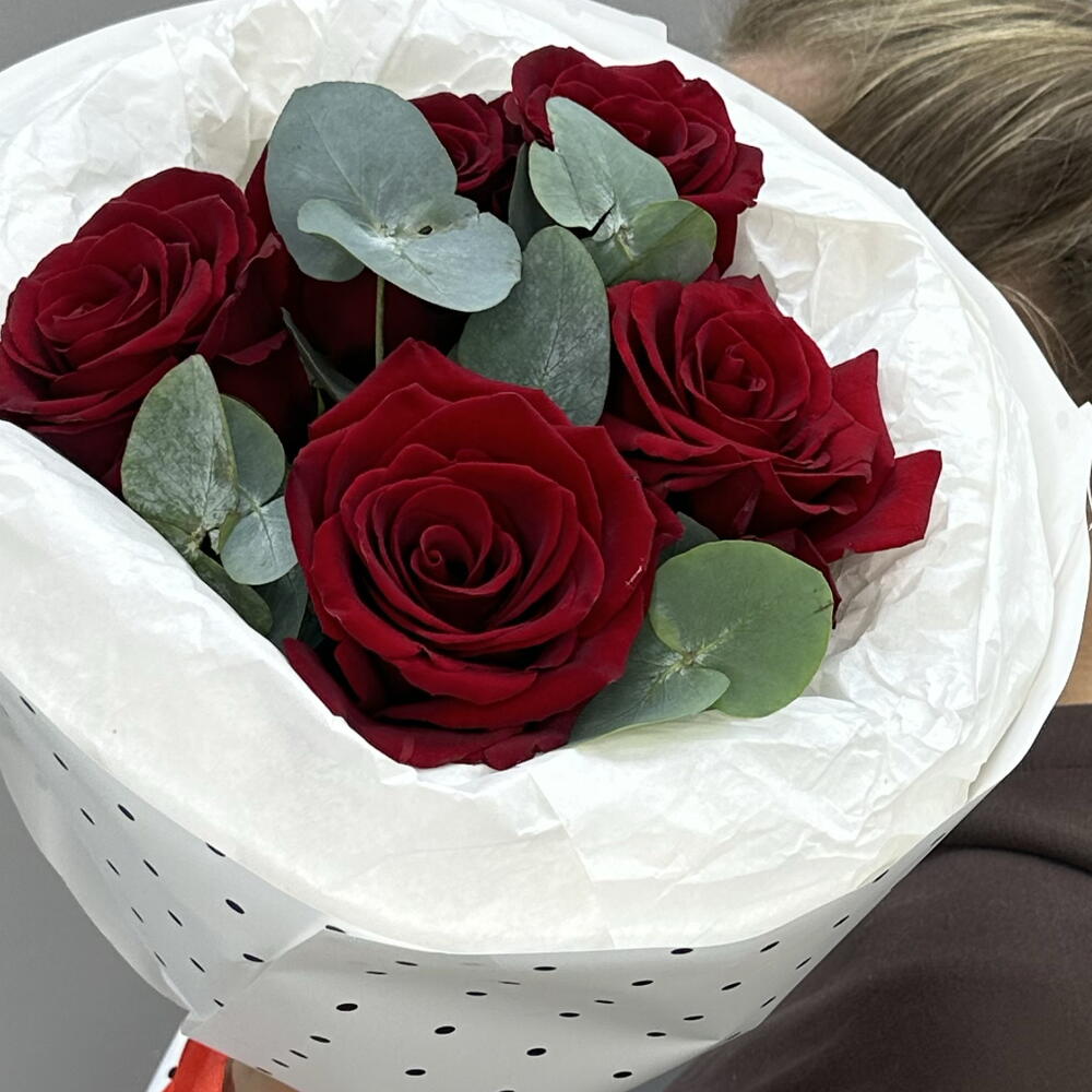 Пять бордовых роз с эвкалиптом ♥️