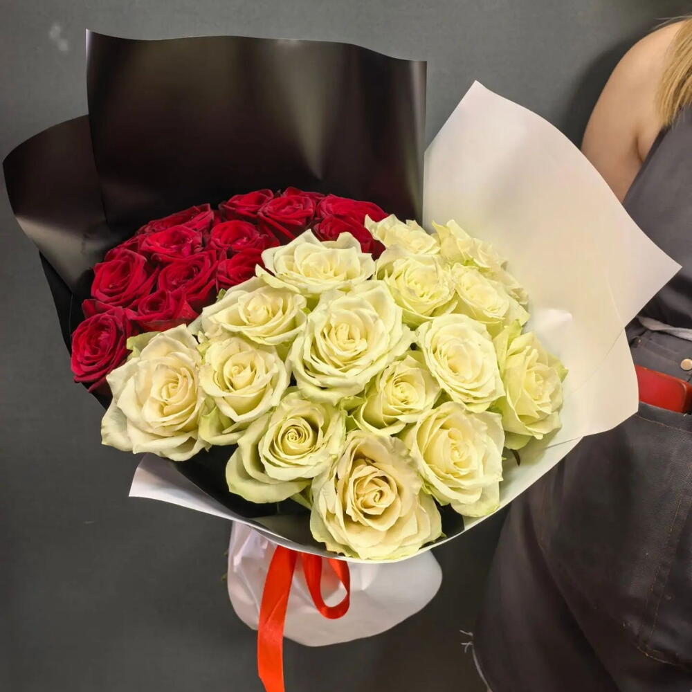 Белые и красные розы 🌹