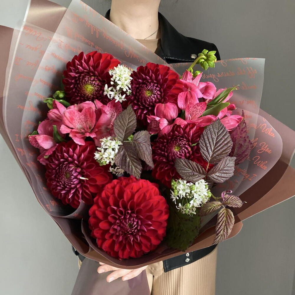 Ягодный букет с георгинами,альстромерией,аллиумом🌺