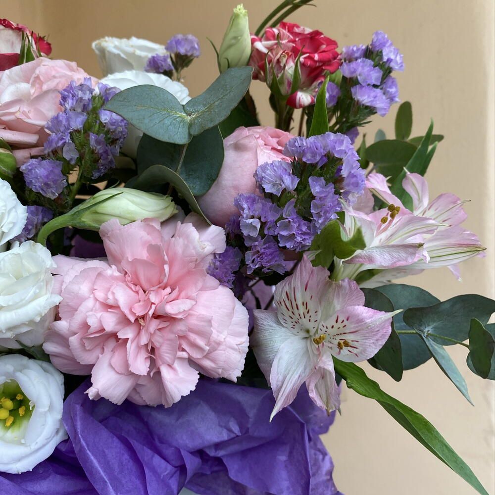 Композиция весенняя феерия 💐 «энтузиаст» в составе кустовая Роза JULIETT, диантусы, статица, эустома/лизиантус, эвкалипт