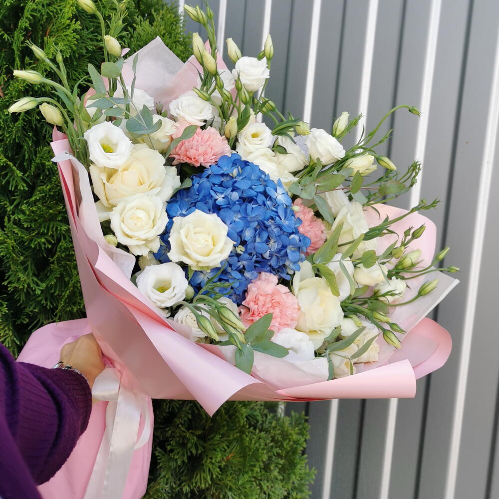 Букет из роз, эустом и гортензии🌸