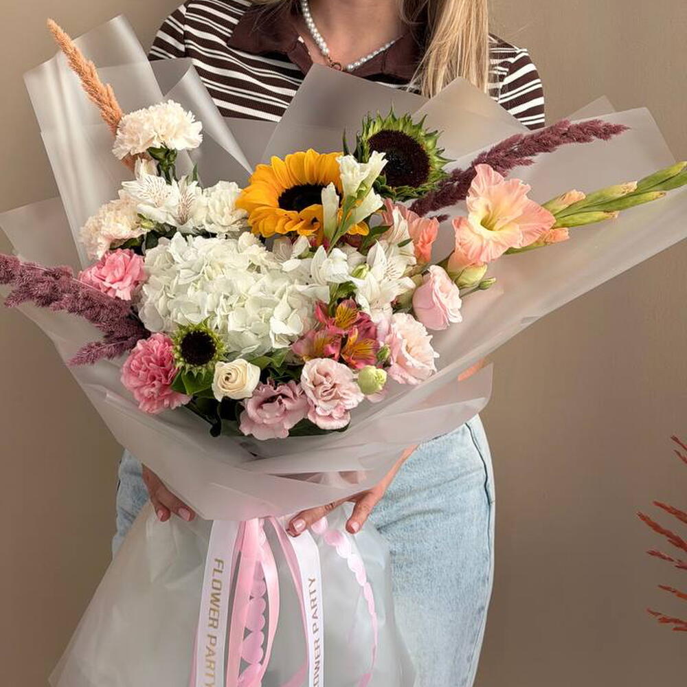 🌻Букет «Солнечный комплимент» — подсолнух, гортензия и нежные цветы в розово-белой гамме