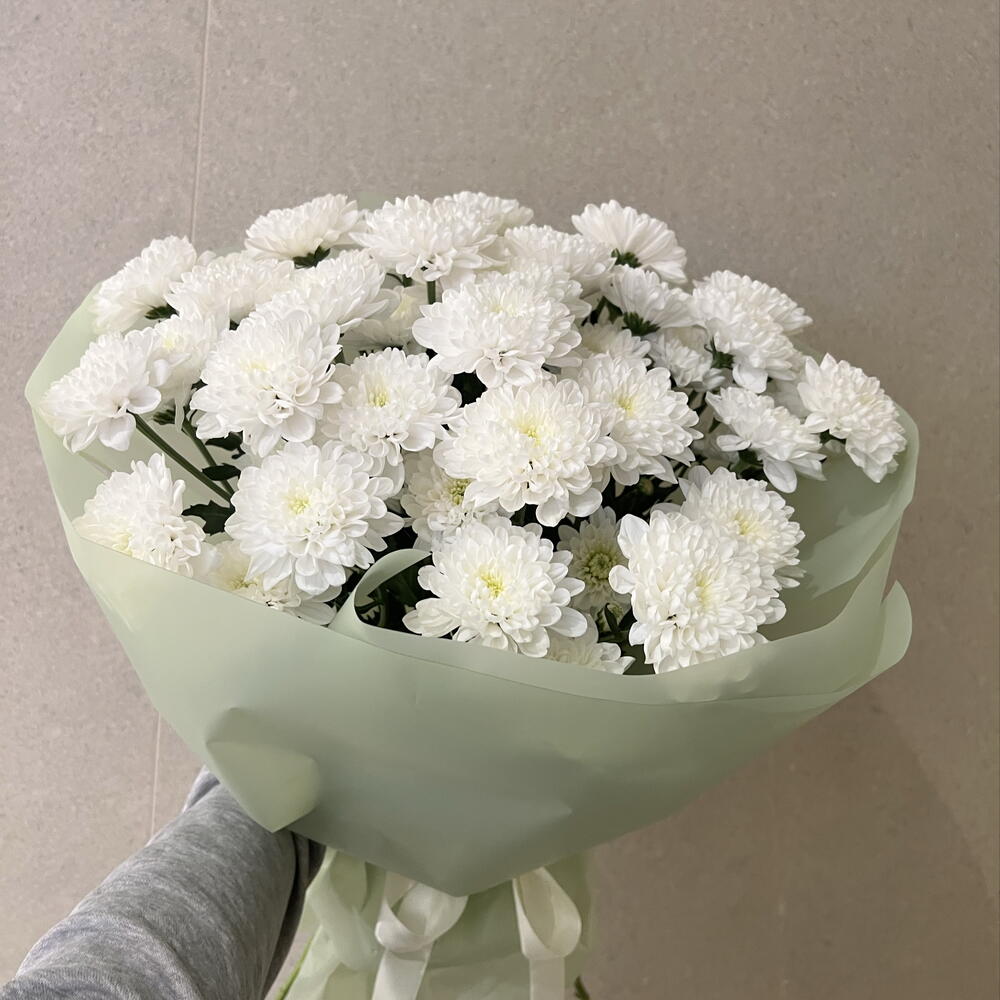 Букет из белых хризантем