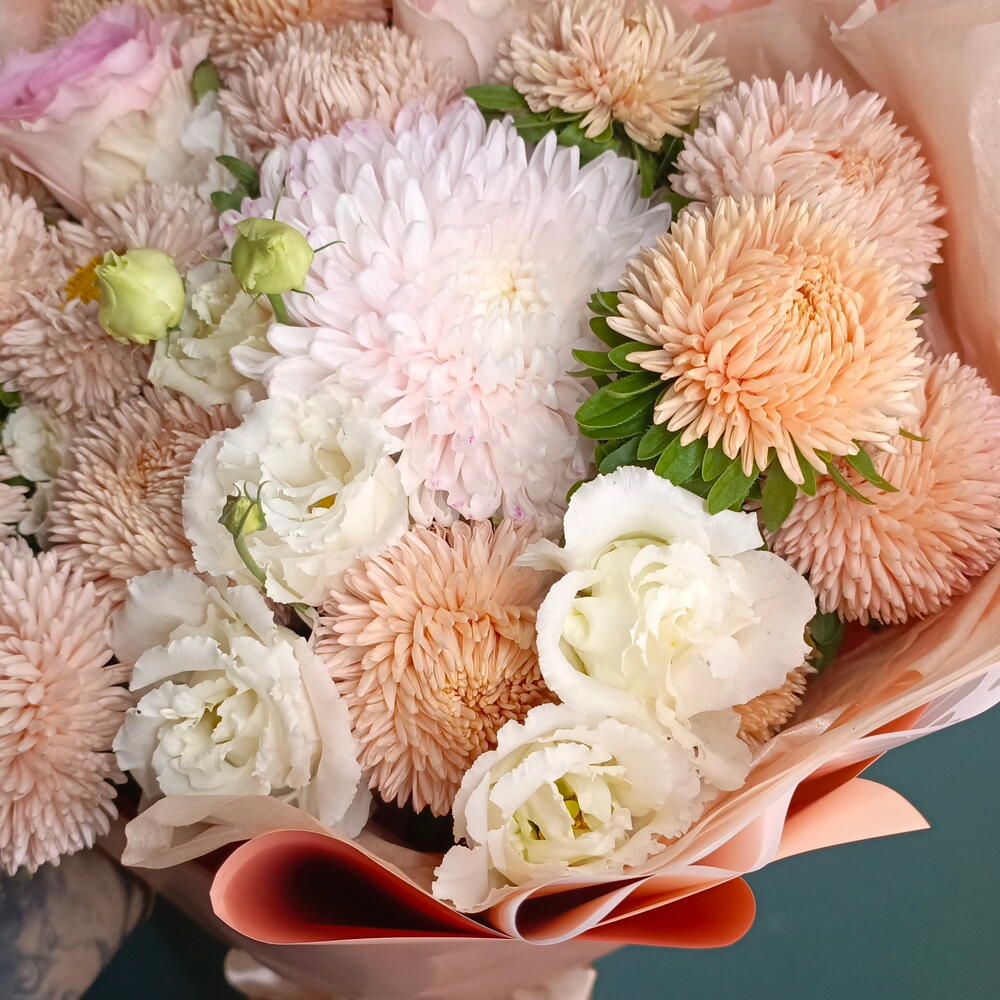 Букет с астрой, эустомой, и розой 🌹