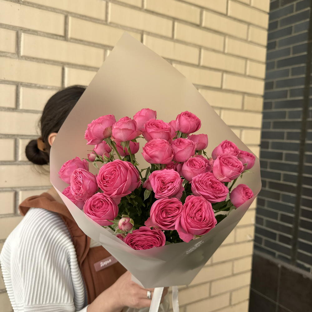 Яркий букет из кустовых роз