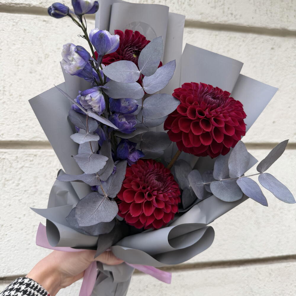 Букет с георгинами, дельфиниумом, эвкалиптом от XOFLOWERS