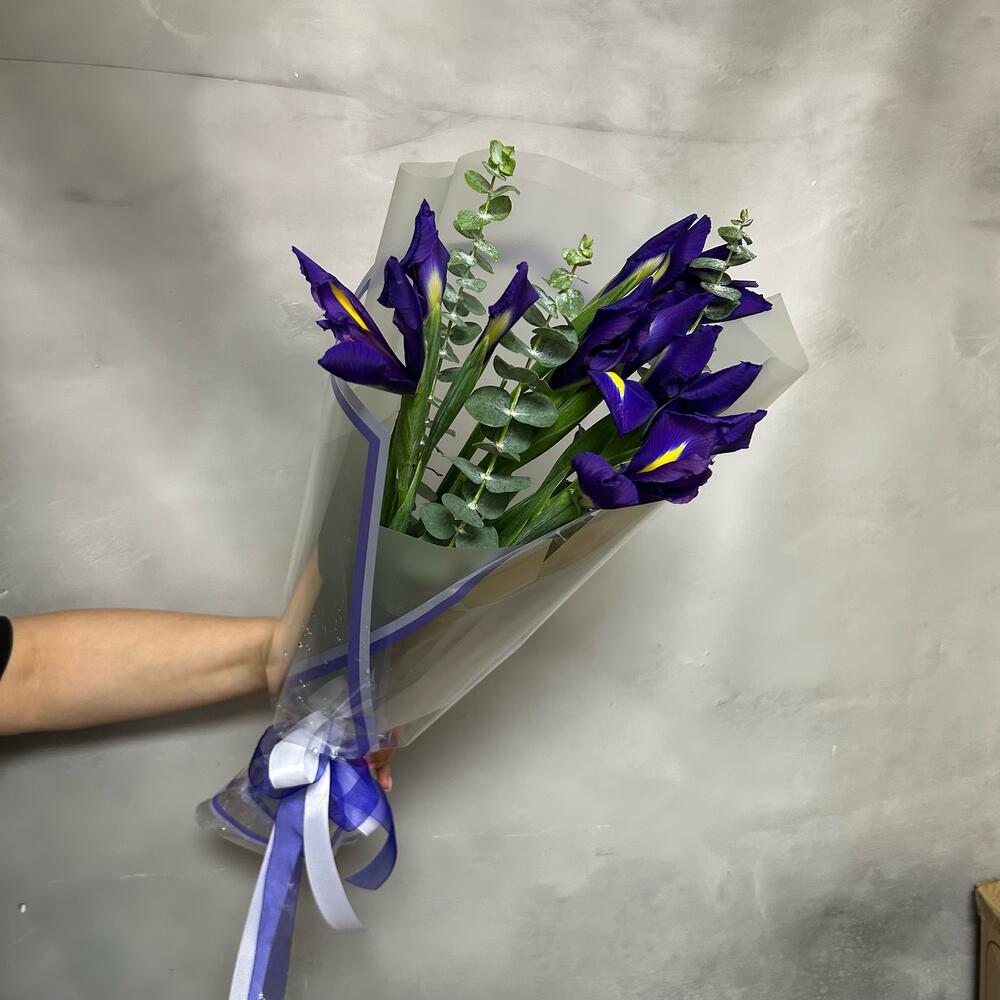 Букет из ирисов и эвкалипта