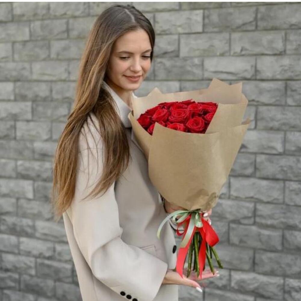 21 красная роза 50см в крафте