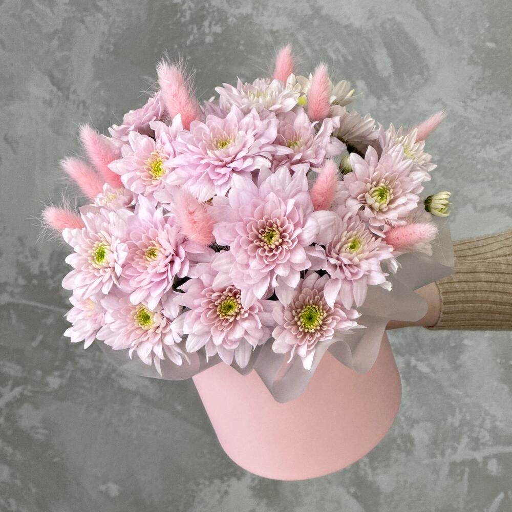 Нежная композиция в шляпной коробке из хризантем 🌸