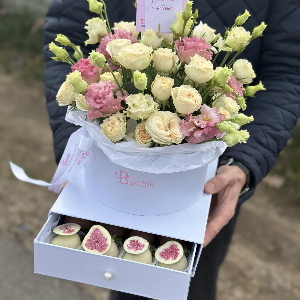 Коробка с клубникой в шоколаде и цветами «Bukettik»
