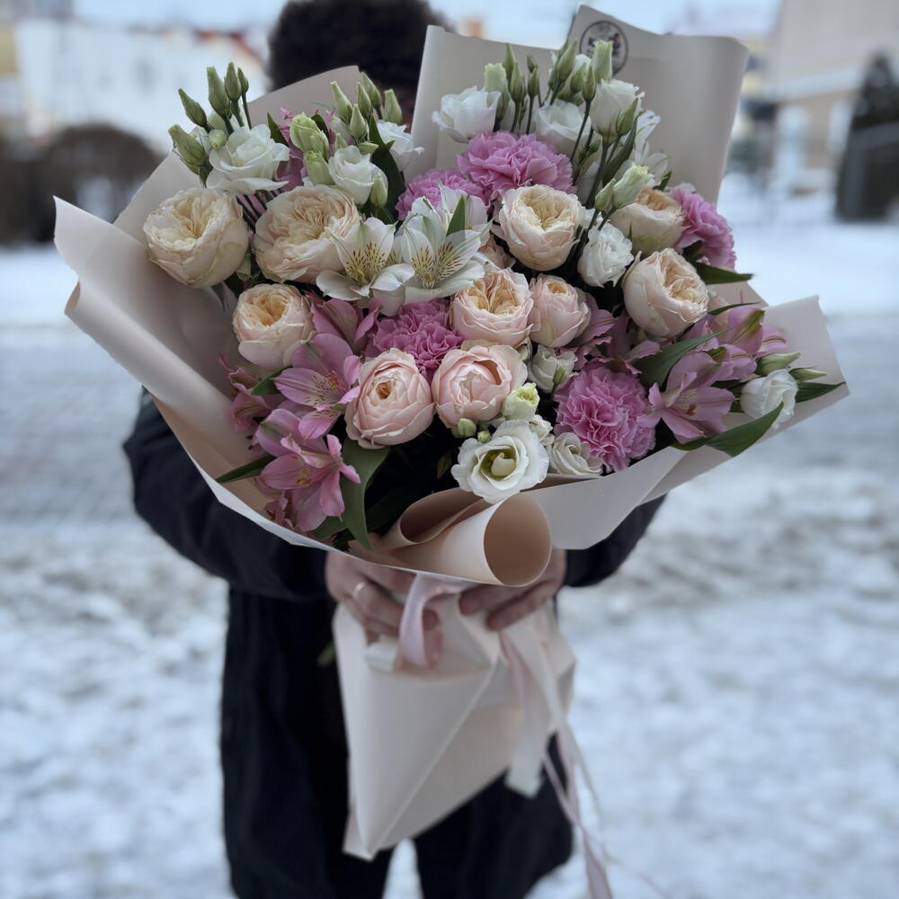 Букет «Любой каприз» из кустовых пионовидных роз, альстромерий, диантусов и эустом
