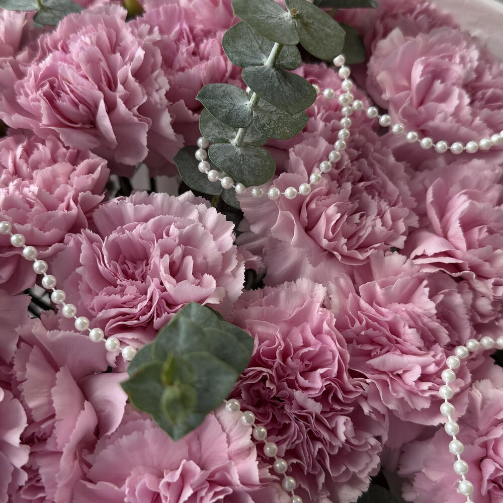 Розовые роскошные диантусы в оформлении с жемчугом 😍