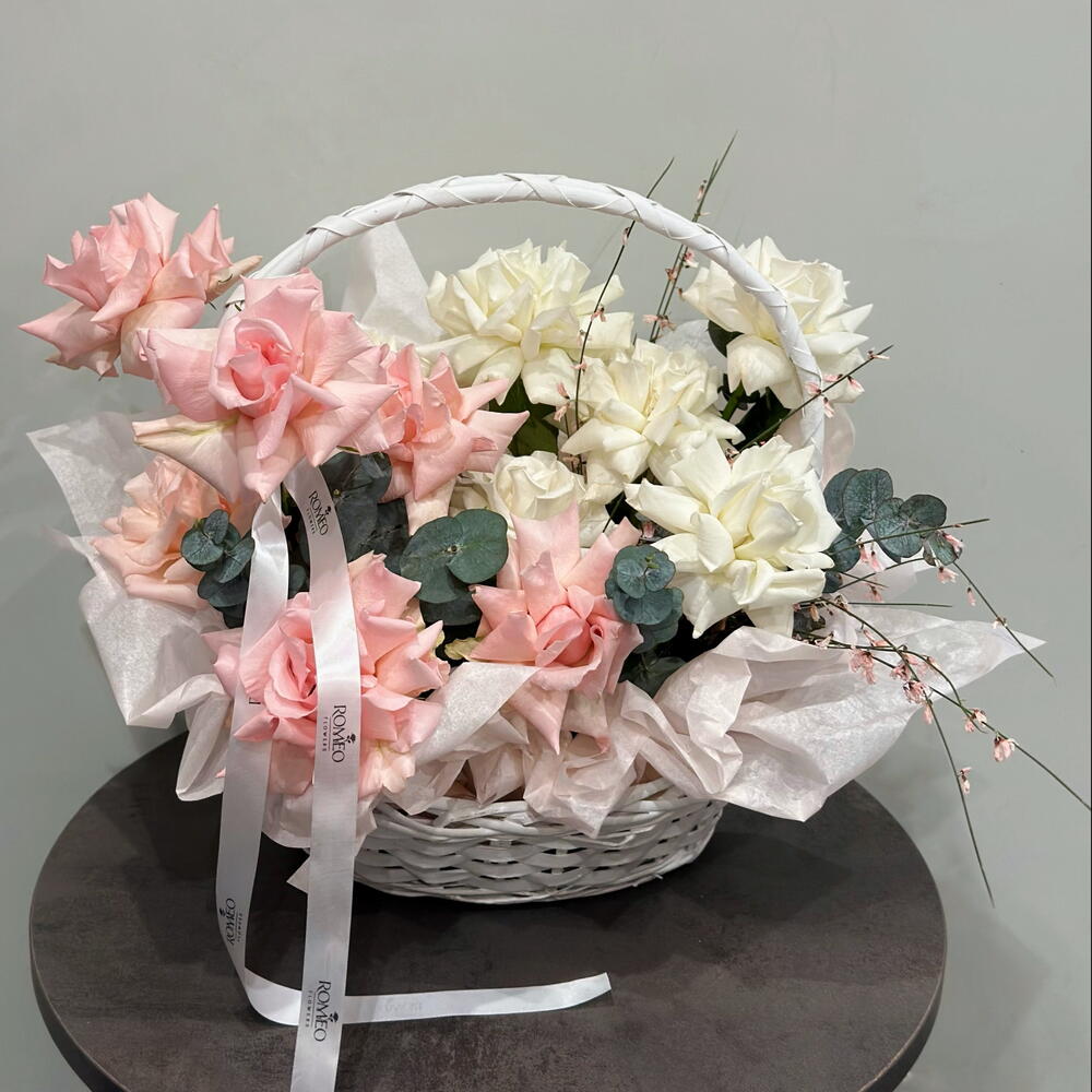 Корзина с французскими розами (15 штук )